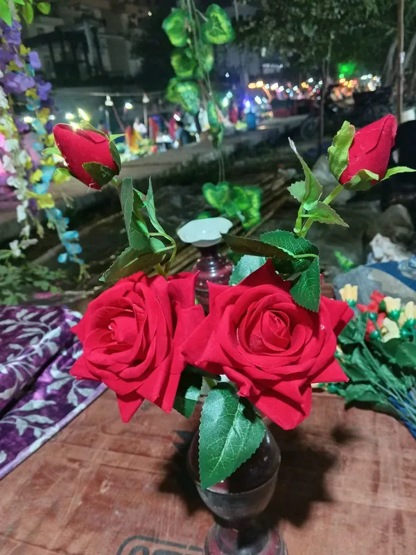 Red_Plastic_Decorative_Rose_Artificial_Flower_Bouquet_With_Vase