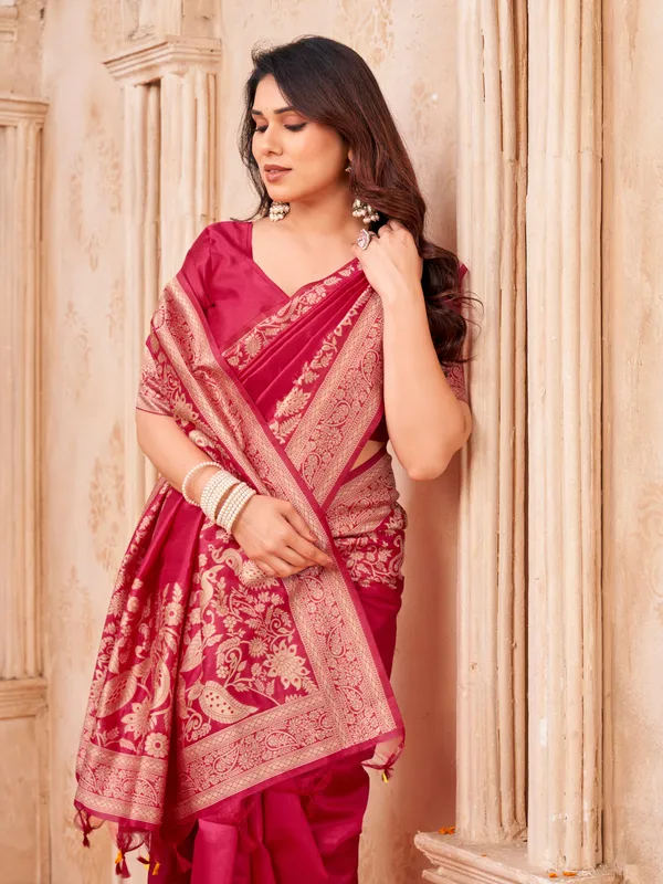 Magenta_Linen_Silk_Woven_Floral_Paisley_Saree_With_Blouse_Piece_For_Women