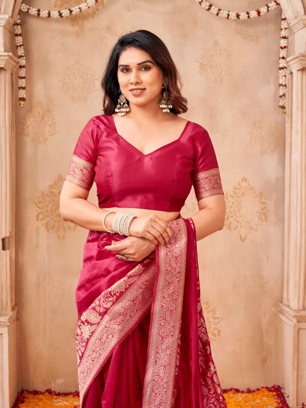 Magenta_Linen_Silk_Woven_Floral_Paisley_Saree_With_Blouse_Piece_For_Women