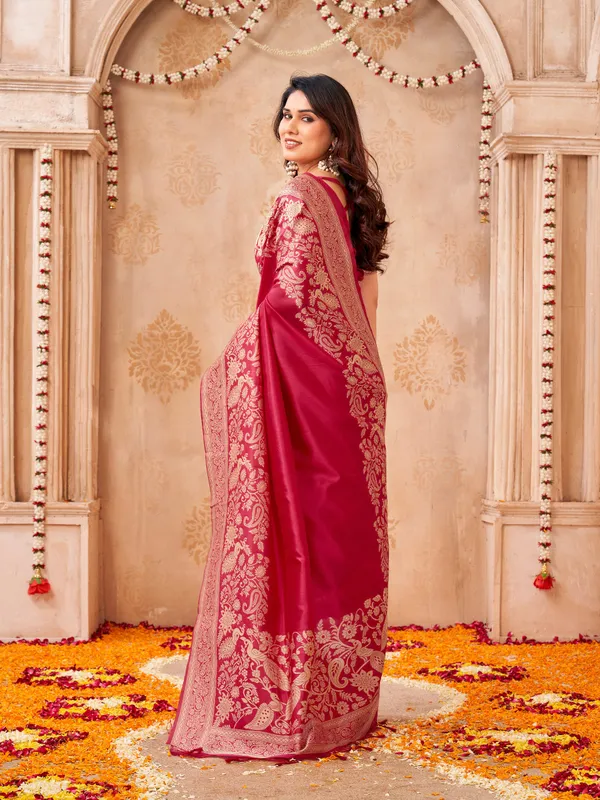 Magenta_Linen_Silk_Woven_Floral_Paisley_Saree_With_Blouse_Piece_For_Women