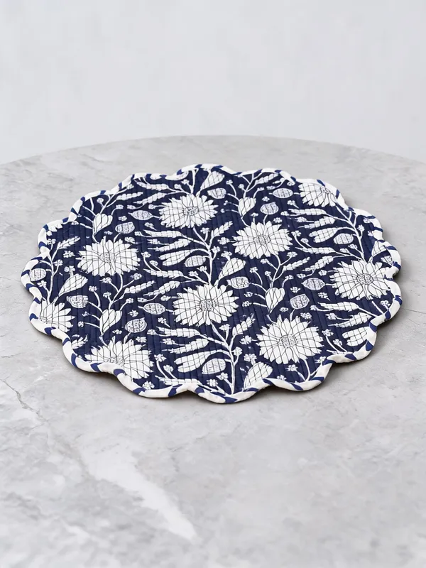 Cosmos_Cotton_Floral_Print_Scalloped_Round_Placemat