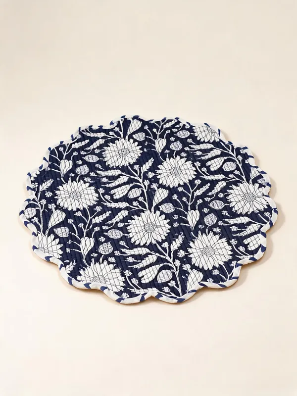 Cosmos_Cotton_Floral_Print_Scalloped_Round_Placemat