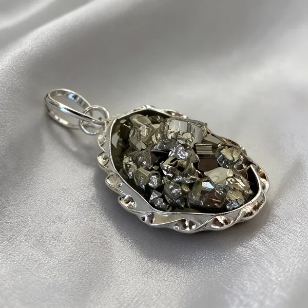 Silver_Tone_Raw_Metallic_Stone_Pendant_For_Unisex