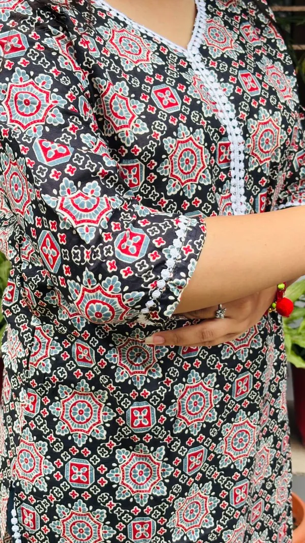 Black_Multicolor_Printed_Cotton_Kurti