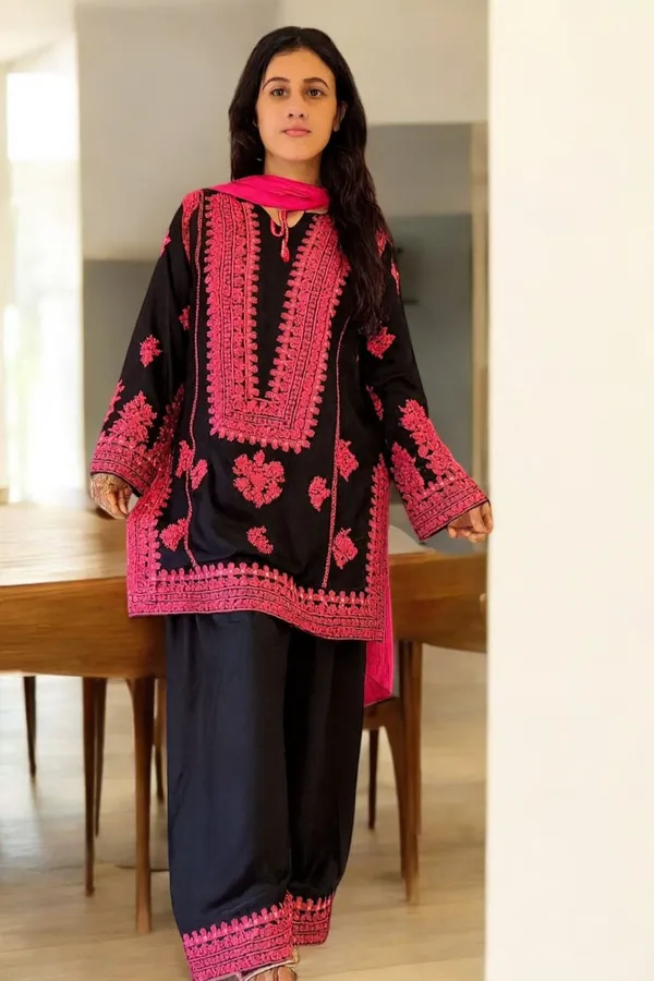Black_Pink_Heavy_Embroidered_Farsi_Salwar_Dupatta_Set