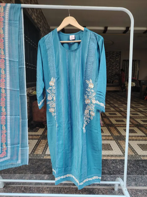 Embroidered_Kurti_Pant_Set_with_Floral_Dupatta