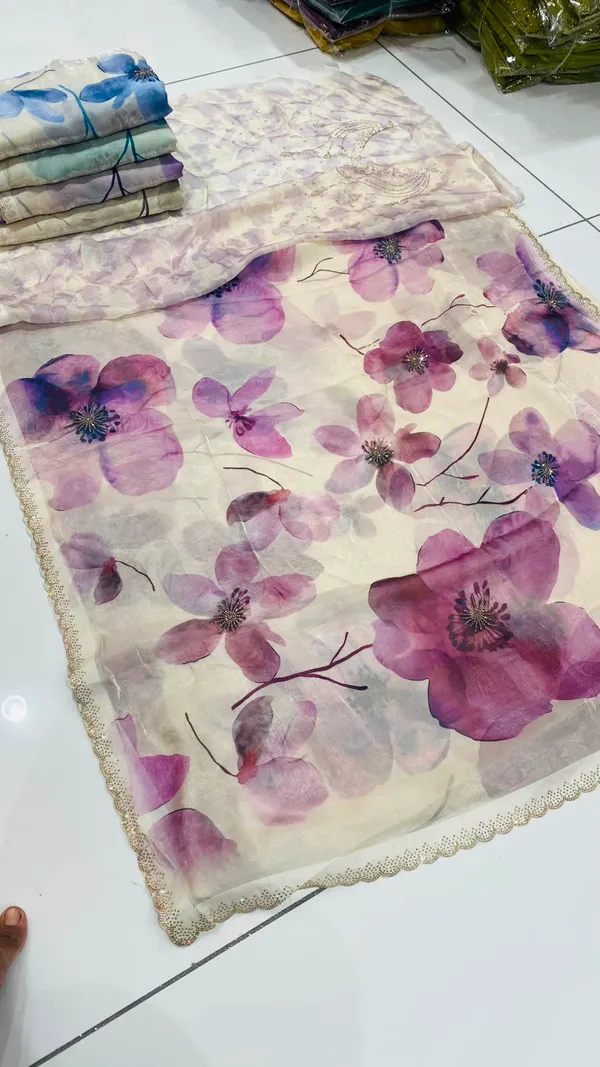 Cream_Silk_Floral_Digital_Printed_Saree_For_Women