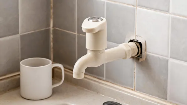 Plastic_Long_Body_Screw-On_Water_Tap_Faucet_White