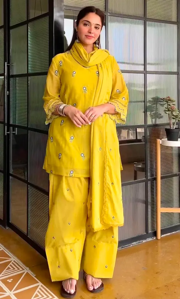 Yellow_Printed_Straight_Kurta_Set_With_Dupatta_For_Women