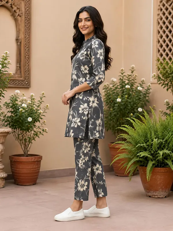 Grey_Floral_Straight_Kurta_Pant_Set_for_Women