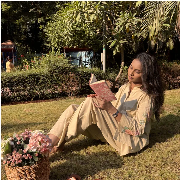 Cream_Cotton_Relaxed_Fit_Floral_Embroidered_Kurta_Set_For_Women
