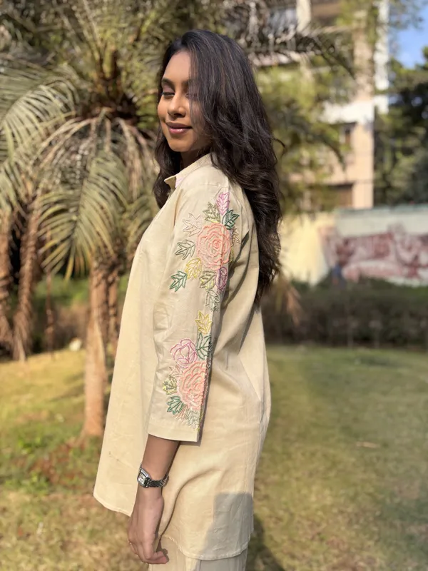 Cream_Cotton_Relaxed_Fit_Floral_Embroidered_Kurta_Set_For_Women