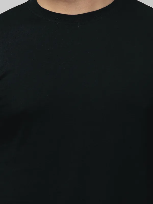 Black_Round_Neck_T-Shirt_for_Men