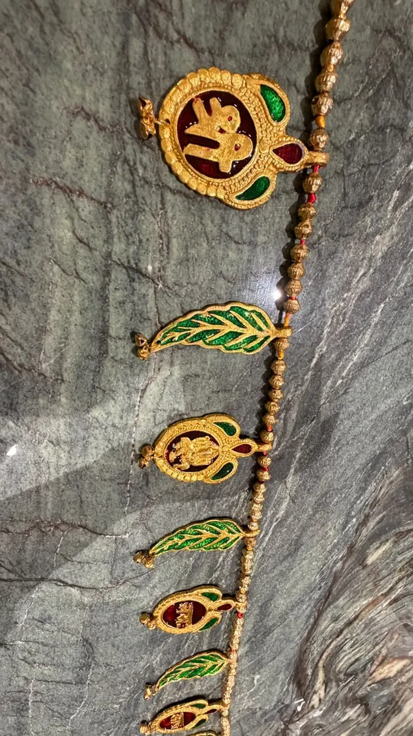Gold_Tone_Religious_Leaf_Pattern_Door_Toran
