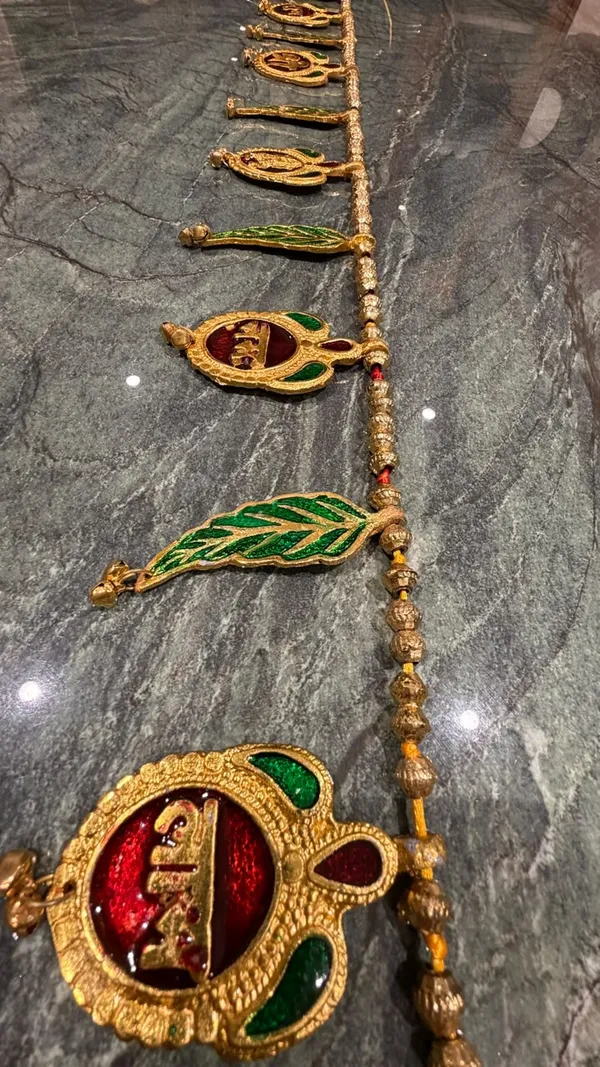 Gold_Tone_Religious_Leaf_Pattern_Door_Toran