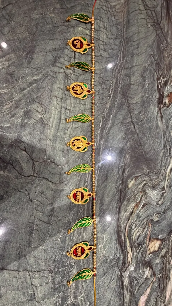 Gold_Tone_Religious_Leaf_Pattern_Door_Toran