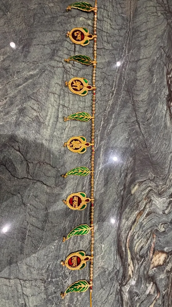 Gold_Tone_Religious_Leaf_Pattern_Door_Toran