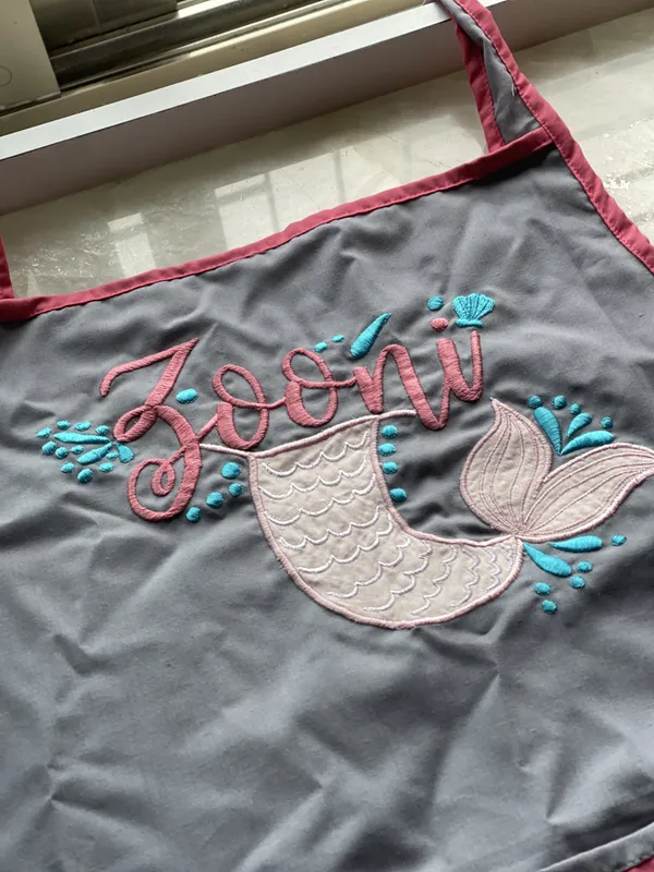 Embroidered_Kitchen_Apron_With_Front_Pocket
