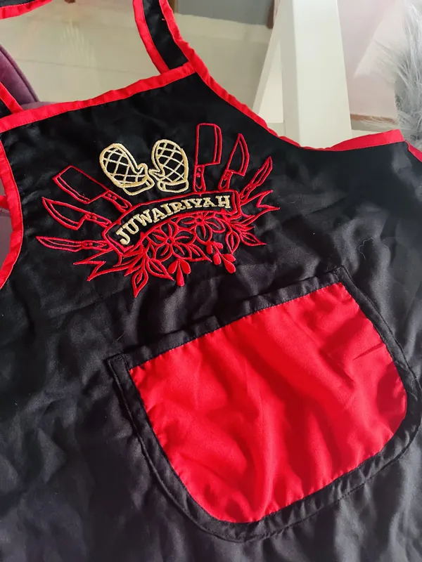 Embroidered_Kitchen_Apron_With_Front_Pocket