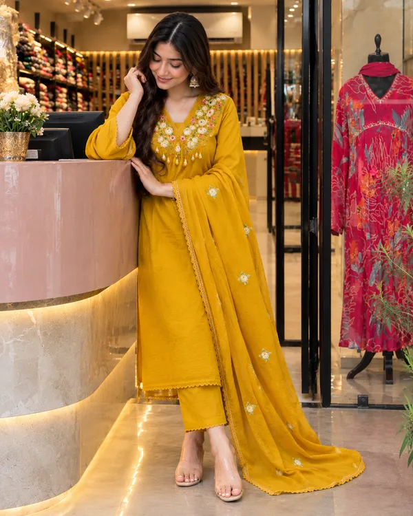Ethnic_KurtA_pent_dupatta_set_For_Women