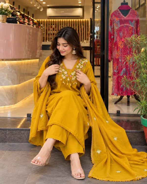 Ethnic_KurtA_pent_dupatta_set_For_Women