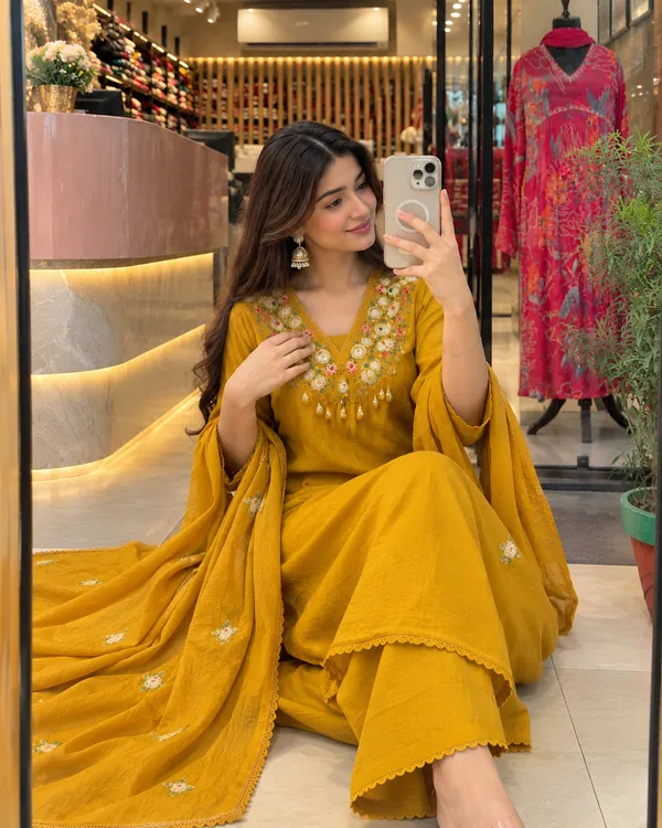 Ethnic_KurtA_pent_dupatta_set_For_Women
