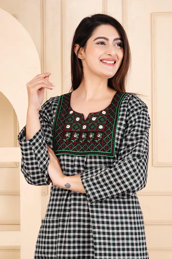 Black_And_White_Cotswool_Relaxed_Fit_Checkered_Nightdress_For_Women
