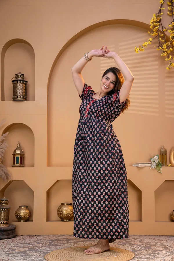 Black_Cotton_Relaxed_Fit_Printed_Nightdress_For_Women