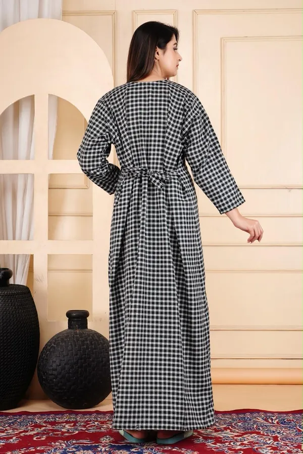 Black_And_White_Cotswool_Relaxed_Fit_Checkered_Nightdress_For_Women