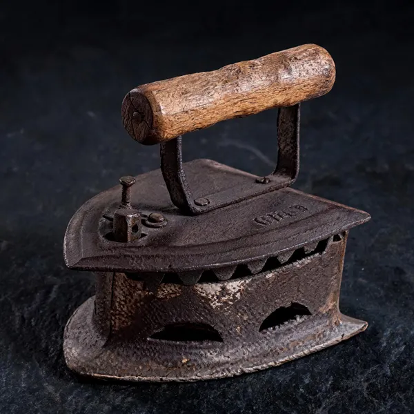 Cast_Iron_Vintage_Antique_Charcoal_Iron