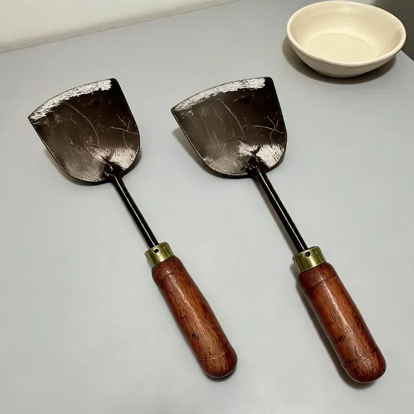Metal_Blade_Wooden_Handle_Garden_Hand_Trowel_-_Pack_Of_2