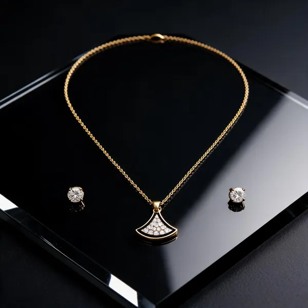 Golden_Alloy_Fan_Pendant_Necklace_And_Earrings_Set_For_Women