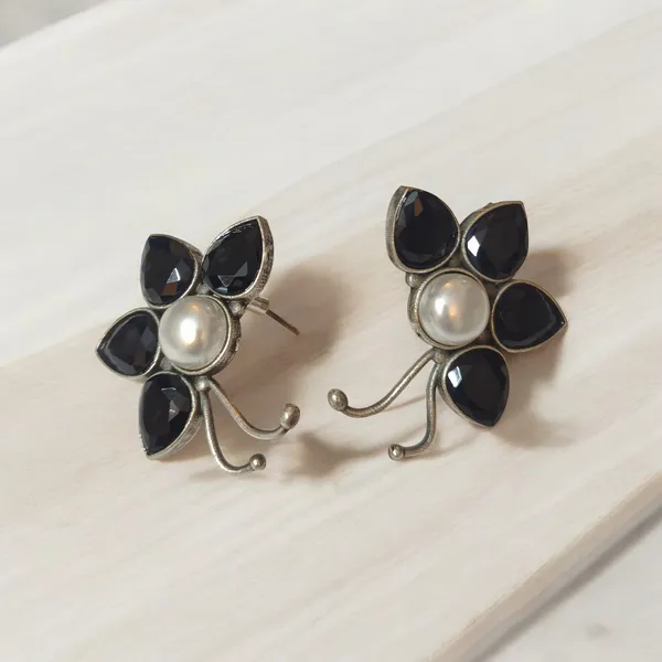 Aamara_Black_Studs