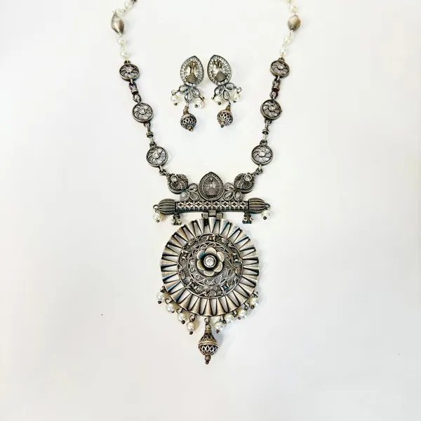 Suryakant_Necklace_Set_Clear_White