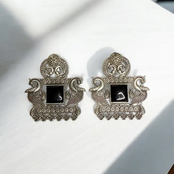 Aarna_Studs_Earrings_Black