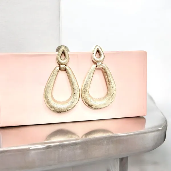 Lavaya_Dangler_Earring