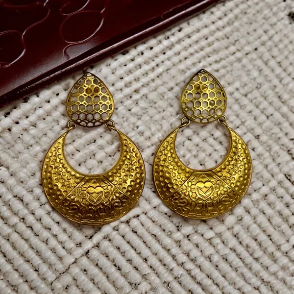 Devyani_Dangler_Chandbali