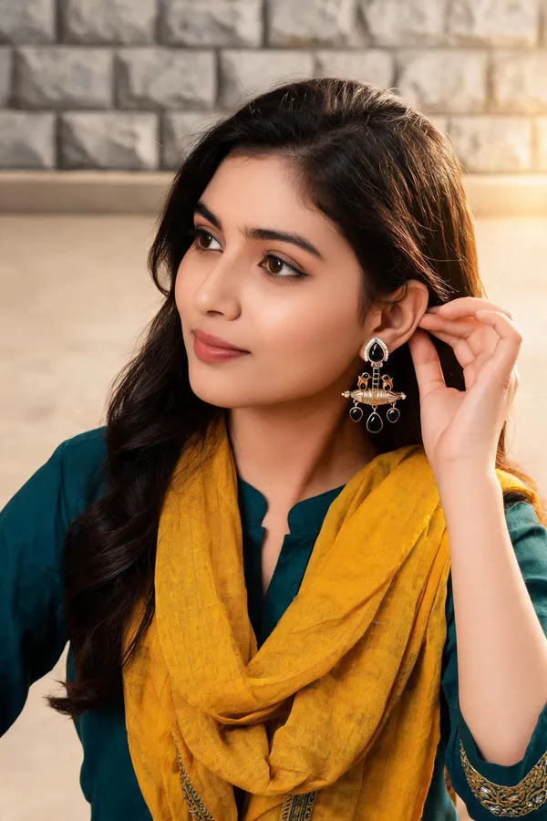 Taruvi_Dangler_Earring_Black