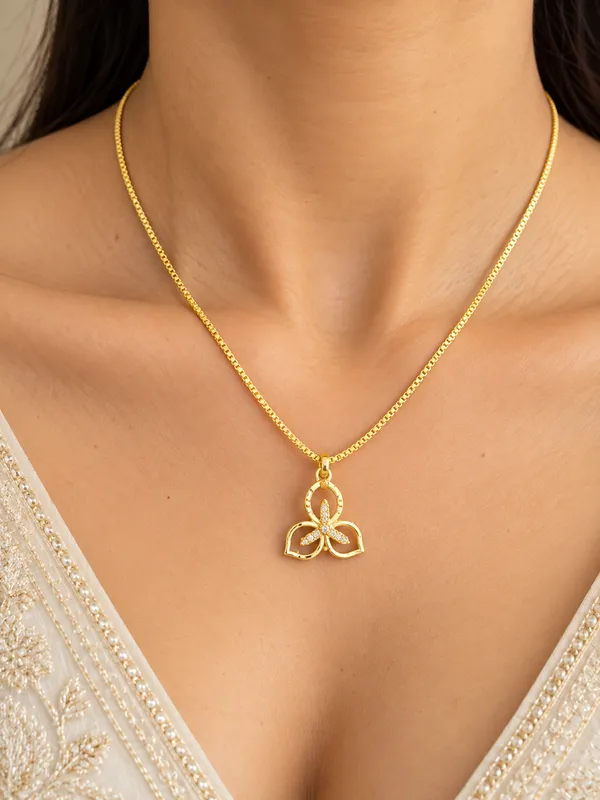 Gold_Floral_Pendant_Necklace_For_Women