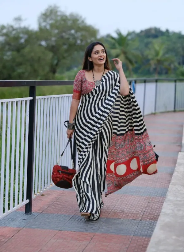 WHITE_BLACK_LINE_AJRAKH_MODAL_SILK_SAREE