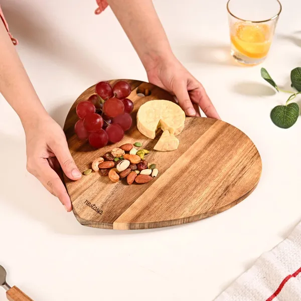 Wood_Natural_Striped_Grain_Heart_Shaped_Cutting_Board