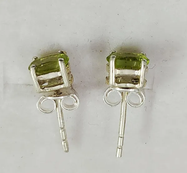 Silver_Plated_Peridot_Stud_Earrings