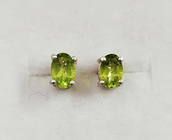 Silver_Plated_Peridot_Stud_Earrings