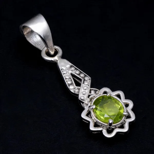 Sterling_Silver_Peridot_Pendant