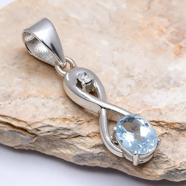 Sterling_Silver_Topaz_Pendant