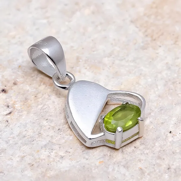 Sterling_Silver_Peridot_Pendant