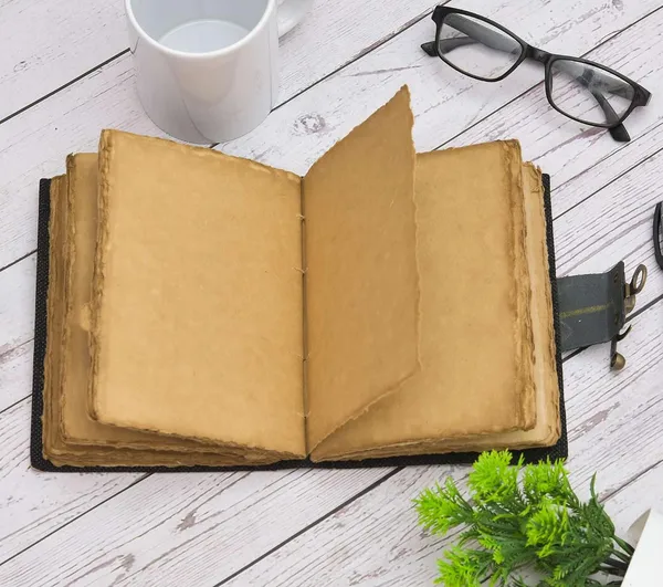 Leather_Journal_With_Lock_Closure