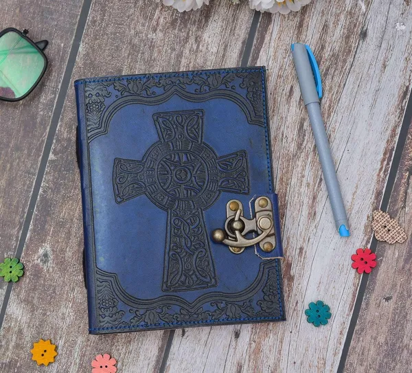Leather_Journal_With_Metal_Lock