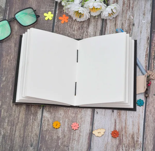 Leather_Journal_With_Metal_Lock