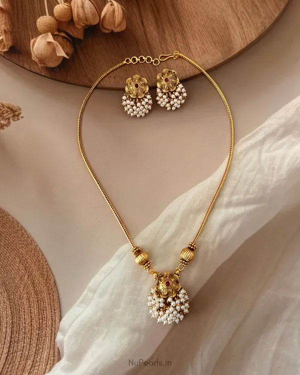 Kaveri_Traditional_Temple_Style_Antique_Gold_Pendant_Set_With_Pearls_Beade